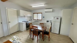 Grand réfrigérateur, micro-ondes, four, tables à manger