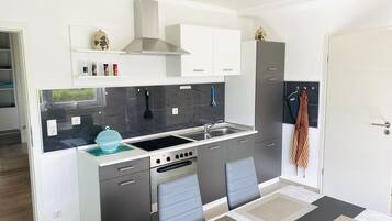 Fridge, oven, stovetop, coffee/tea maker