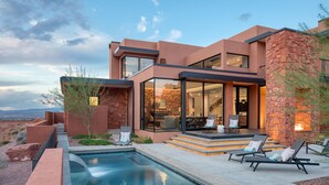A modern house with a pool, outdoor seating, and a stone facade. - Luxury Service 3 Kings and Bunks & PRIVATE Pool - Sleeps 12 -  Daily HK (Ivins)