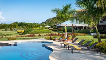 Una piscina al aire libre, una piscina climatizada