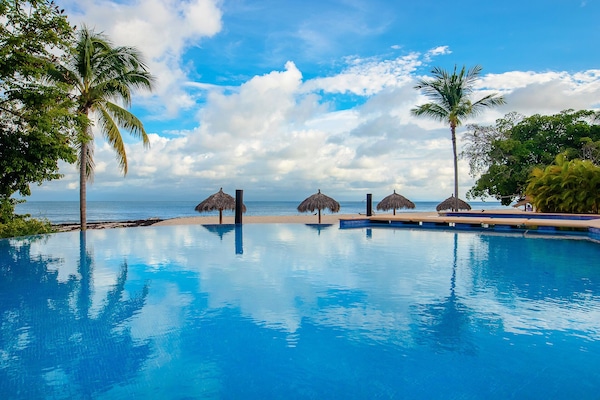 Utendørsbasseng og et oppvarmet basseng