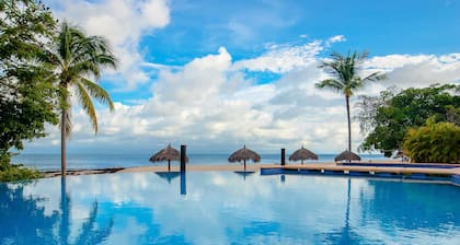 NEW Luxury Ocean View PH, Golf Cart w/ Premier Golf + Housekeeper/ cook