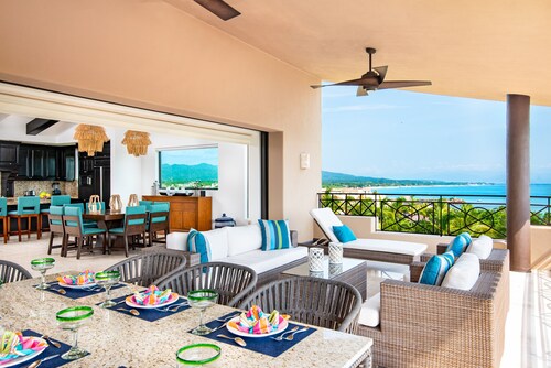 NEW Luxury Ocean View PH, Golf Cart w/ Premier Golf + Housekeeper/ cook