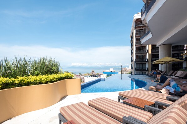 Alberca techada y alberca climatizada