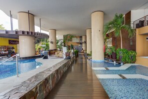 Una piscina cubierta, una piscina climatizada