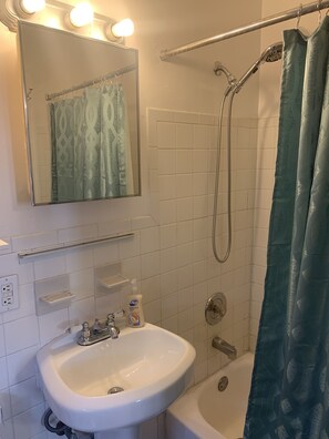 Badewanne, Haartrockner, Handtücher, Seife