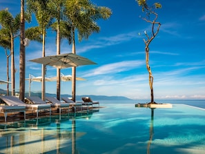 Piscine chauffée, chaises longues