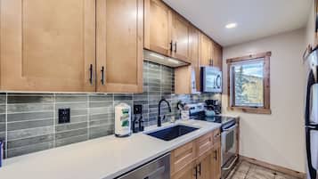 Refrigerador, microondas, horno, placa de cocina