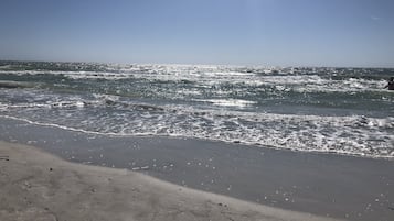 Beach nearby, sun loungers, beach towels