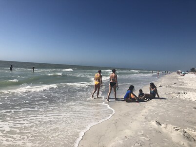 SHEEK & GLAM VACATION BEACH CONDO!🌞 HEATED POOL,GYM, TENNIS, 1st FLOOR CONDO 