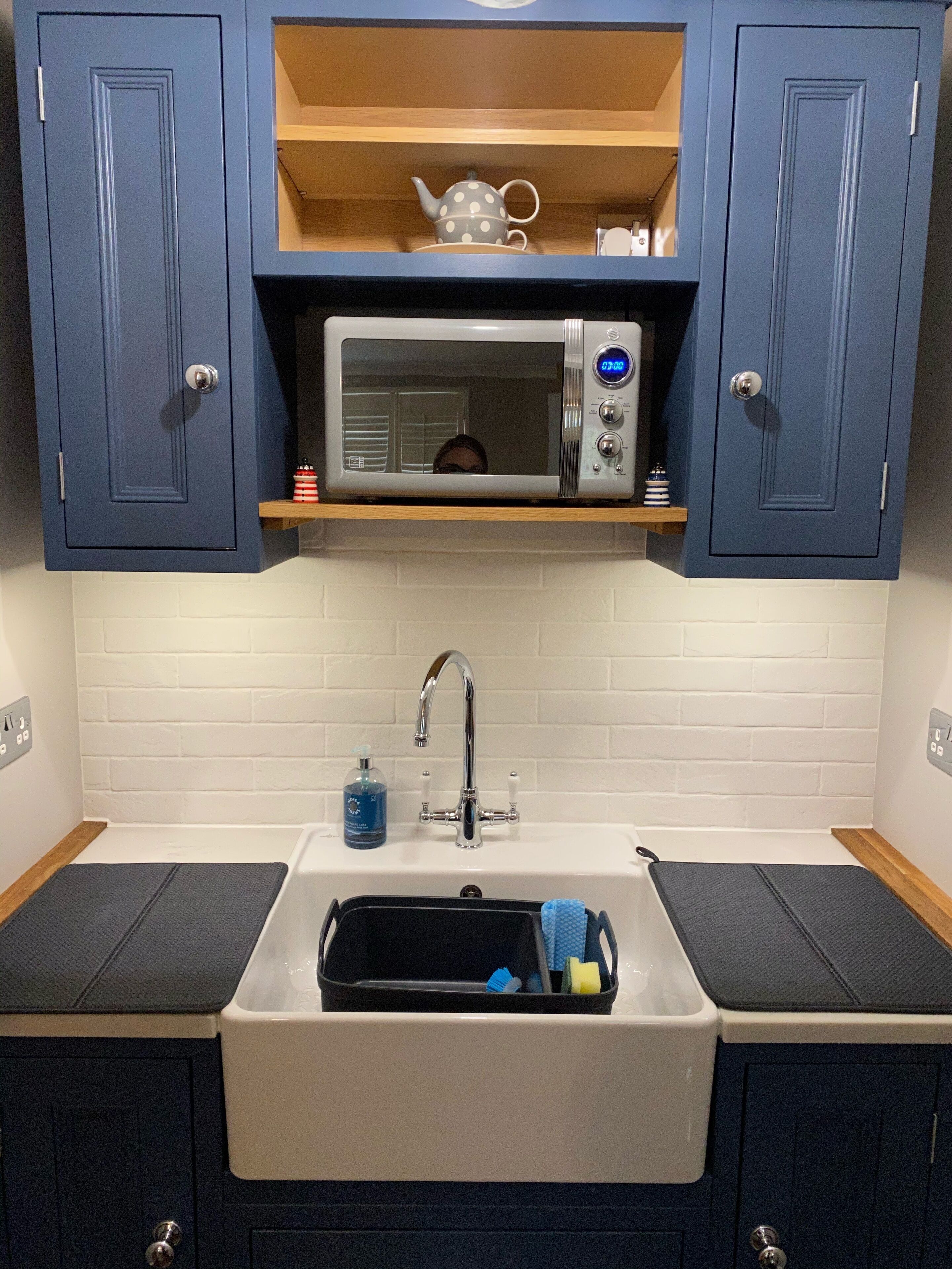 Grand réfrigérateur, micro-ondes, cafetière/bouilloire