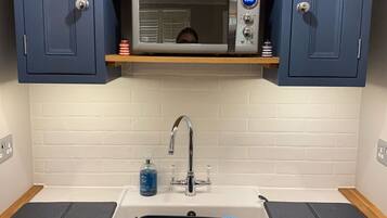 Grand réfrigérateur, micro-ondes, cafetiÚre/bouilloire