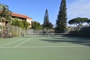 Sports court - 3 minute walk to the beach! Close to restaurants/shops. Updated, clean with A/C (KIHEI)