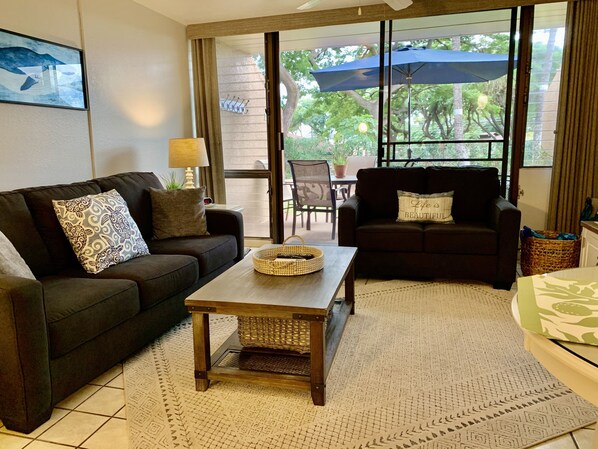 Smart TV, books - 3 minute walk to the beach! Close to restaurants/shops. Updated, clean with A/C (KIHEI)