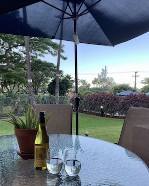Outdoor dining - 3 minute walk to the beach! Close to restaurants/shops. Updated, clean with A/C (KIHEI)