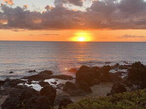 Sun loungers, beach towels - 3 minute walk to the beach! Close to restaurants/shops. Updated, clean with A/C (KIHEI)