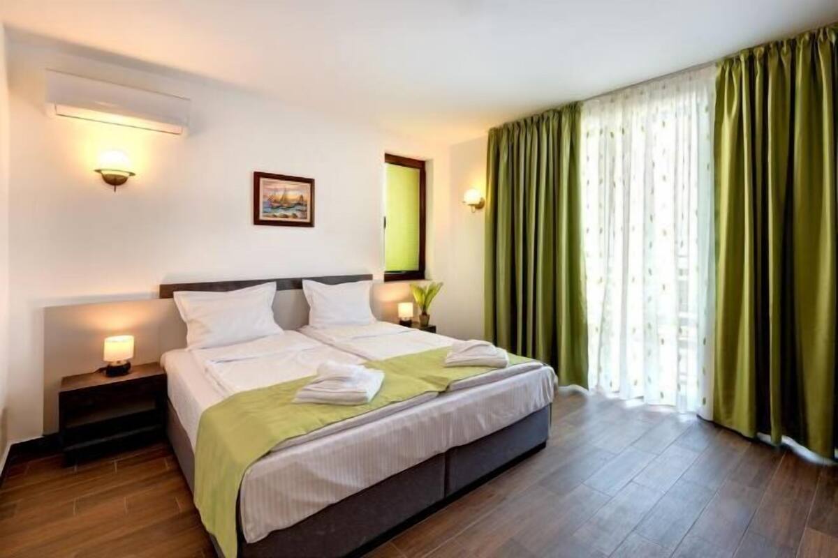 Free WiFi, bed sheets
