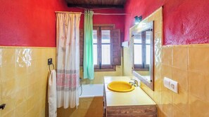 Bathtub, hair dryer, towels - Casa El Cerro El Borge by Ruralidays (Málaga)