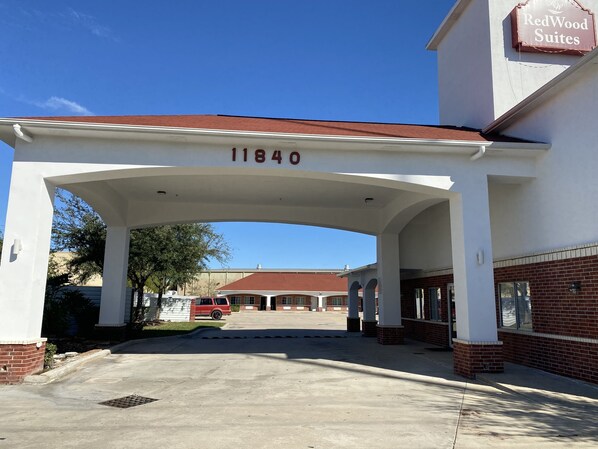 Exterior - Redwood Suites (Houston)