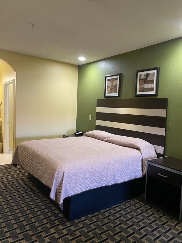 Standard Single Room, 1 King Bed | Iron/ironing board, free WiFi, bed sheets