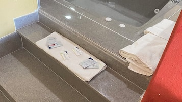Bathtub, towels