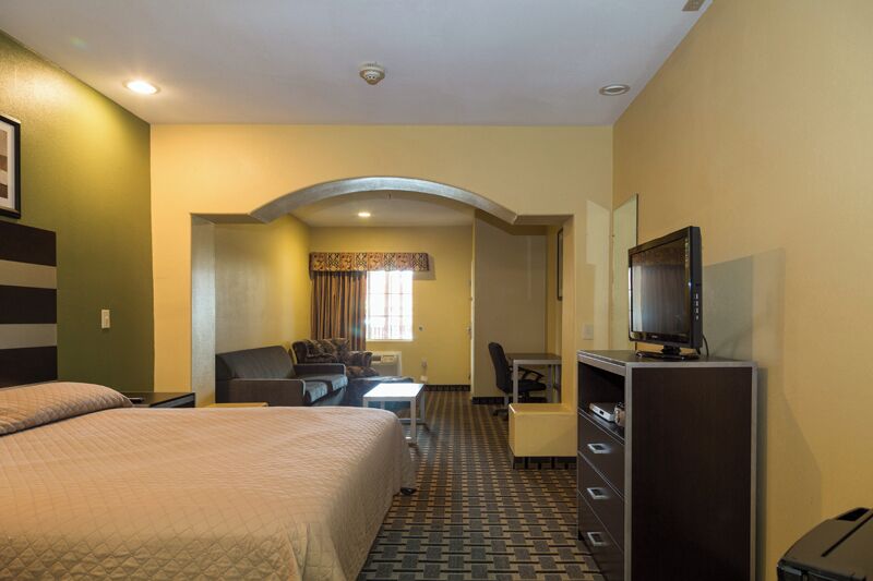 Standard Single Room, 1 King Bed | Iron/ironing board, free WiFi, bed sheets