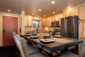 Dining - This beautiful and modern condo is the ideal getaway in Winter Park. (Winter Park)