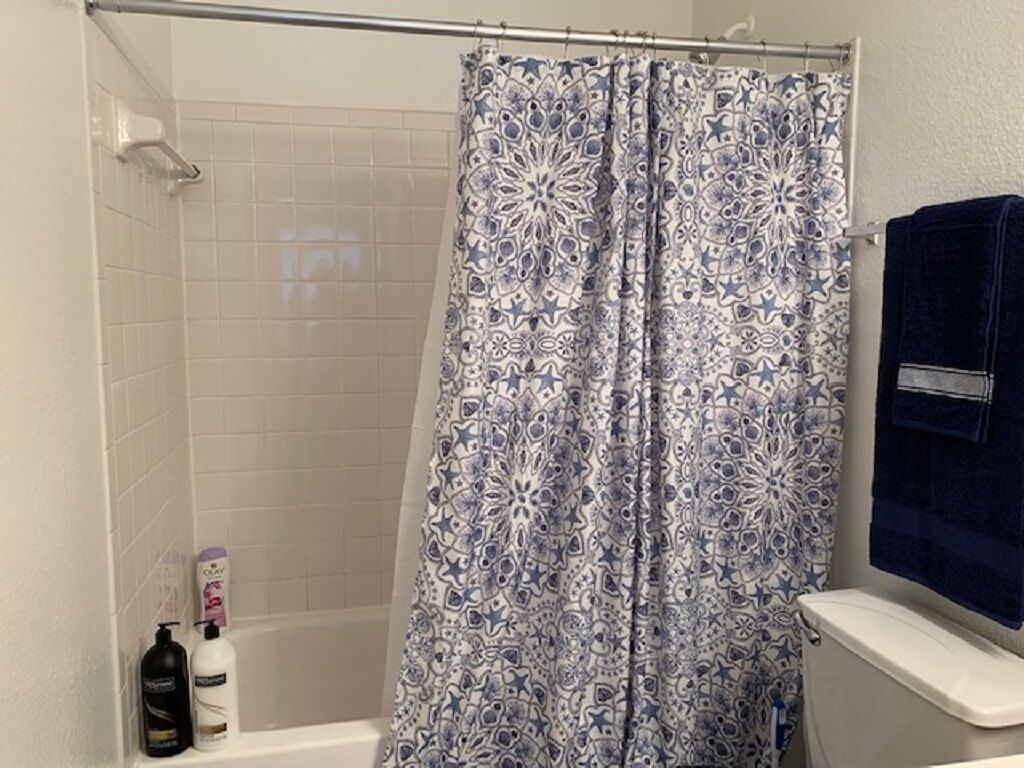 Sèche-cheveux, serviettes fournies, savon, shampoing
