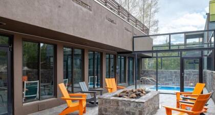 Moose Haven! 2 bedrooms, walk to Main Street, mt views