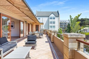 Outdoor dining - Everything Portsea, location, views, pool, entertaining, fun! (sleeps 14) (Portsea)