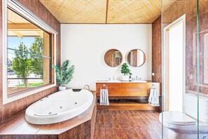 Bathtub, towels, soap, shampoo - Everything Portsea, location, views, pool, entertaining, fun! (sleeps 14) (Portsea)