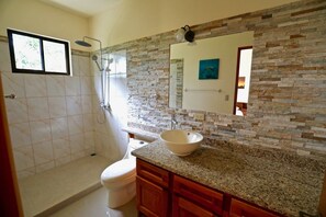 Douche, serviettes fournies, savon, papier toilette