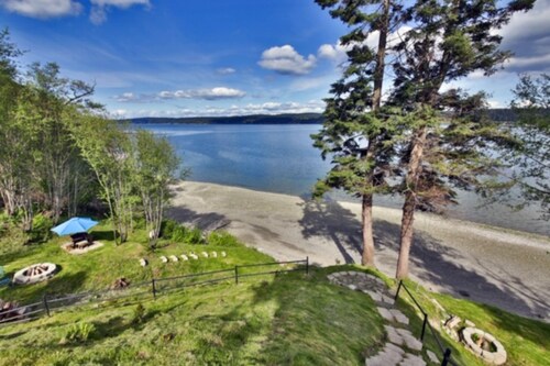 Adorable bayfront getaway w/ a full kitchen, free WiFi, & beach access