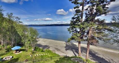 Adorable bayfront getaway w/ a full kitchen, free WiFi, & beach access