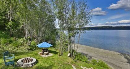 Adorable bayfront getaway w/ a full kitchen, free WiFi, & beach access