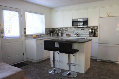 Bright 1 bedroom suite/Self check in/ Full kitchen/ Wifi/ Netflix/Optic TV