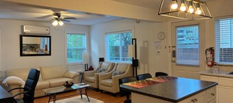 Bright 1 bedroom suite/Self check in/ Full kitchen/ Wifi/ Netflix/Optic TV