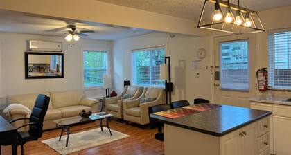 Bright 1 bedroom suite/Self check in/ Full kitchen/ Wifi/ Netflix/Optic TV
