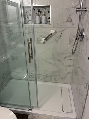 Badewanne, Haartrockner, Handtücher, Seife