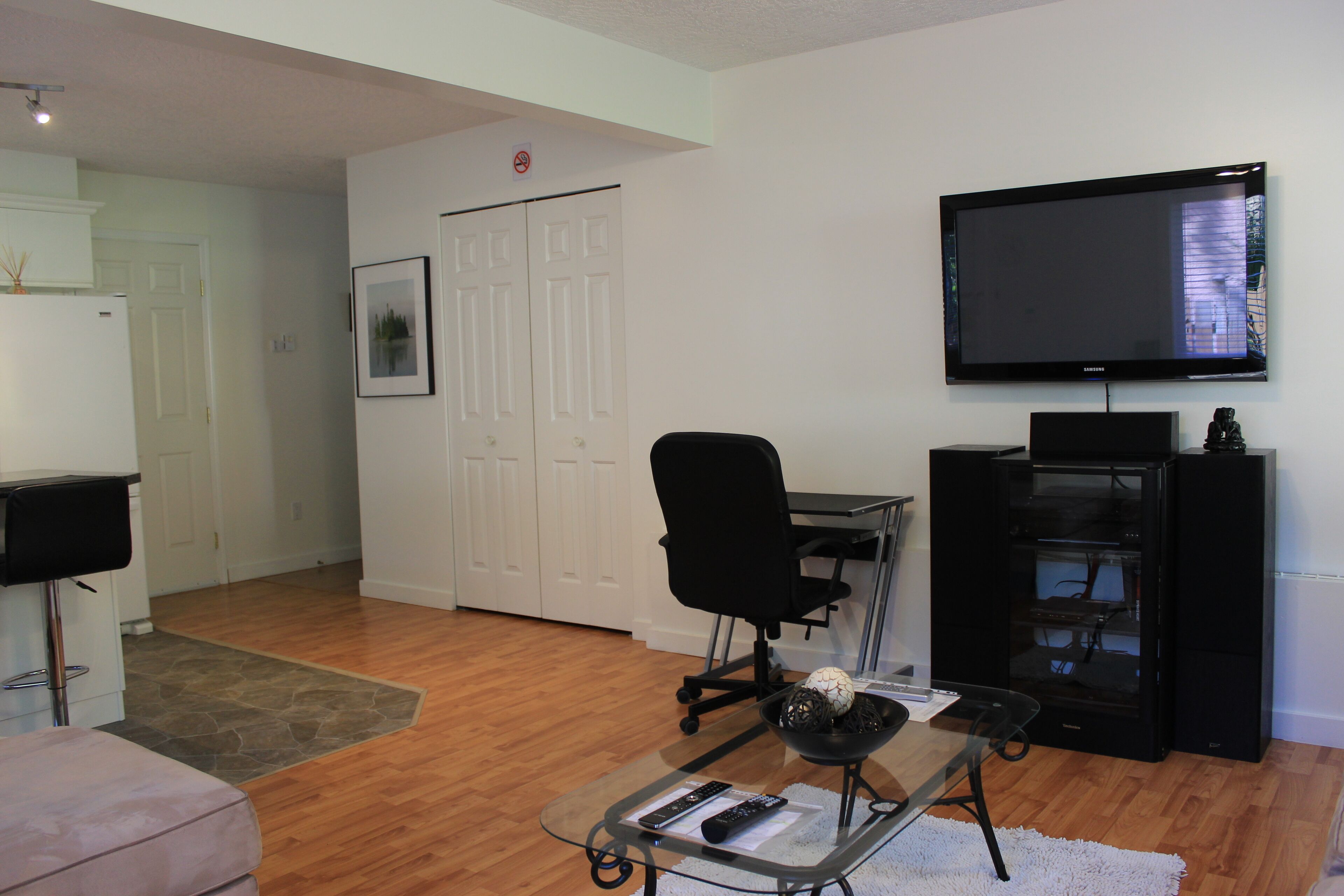 Bright 1 bedroom suite/Self check in/ Full kitchen/ Wifi/ Netflix/Optic TV