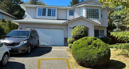 Bright 1 bedroom suite/Self check in/ Full kitchen/ Wifi/ Netflix/Optic TV