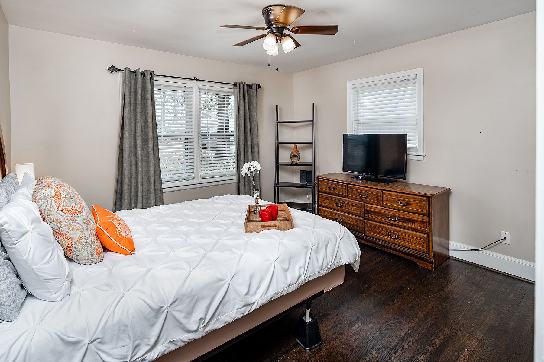 ★Serene & Spacious | 5mi to Uptown | Huge Backyard