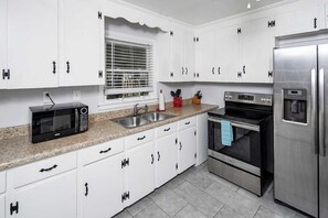 Kjøleskap, mikrobølgeovn, ovn og kokeplater