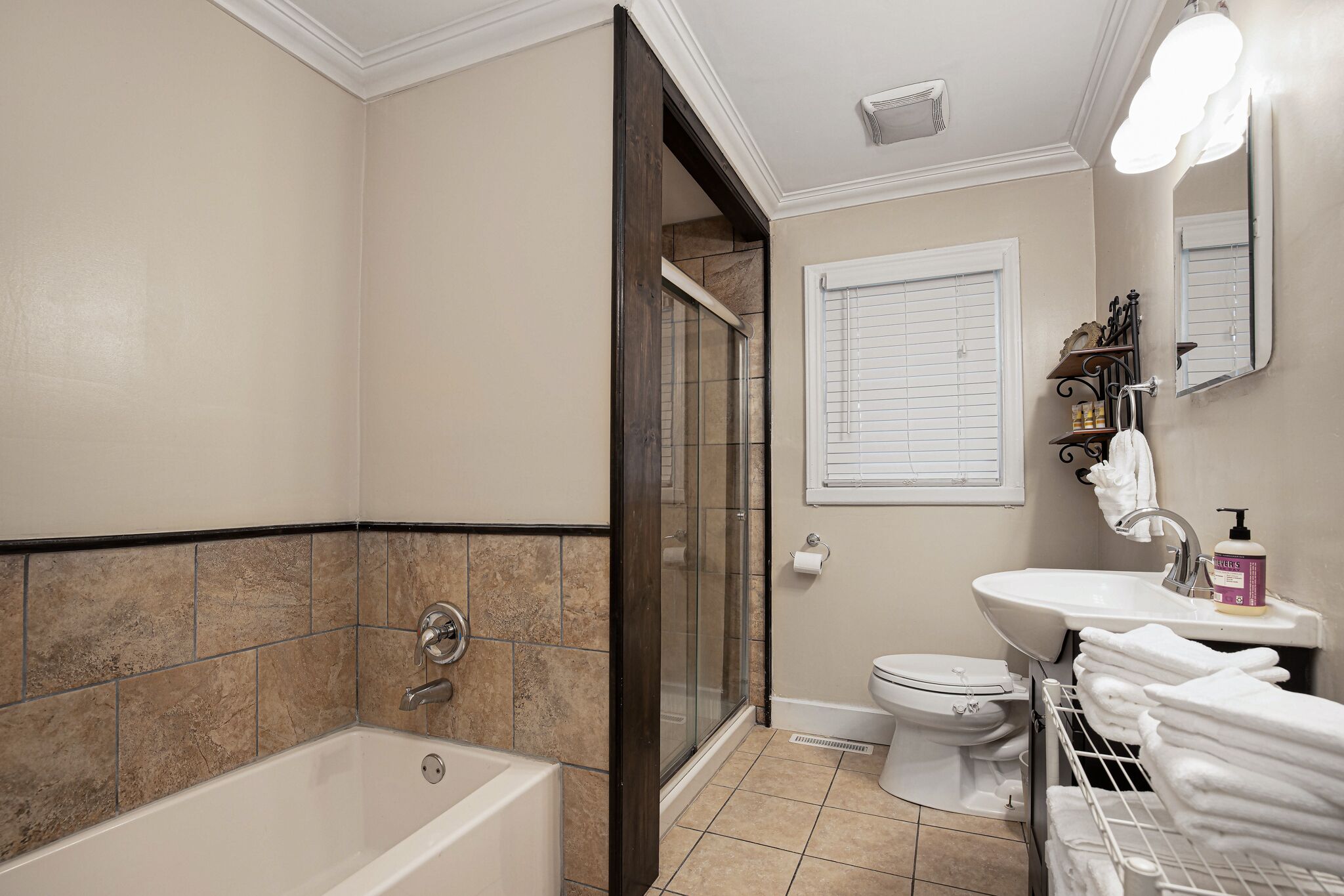 ★Serene & Spacious | 5mi to Uptown | Huge Backyard