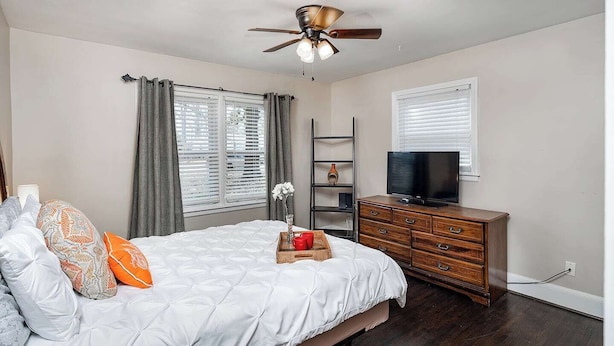 3 bedrooms, desk, iron/ironing board, WiFi (free)