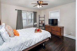 3 bedrooms, desk, iron/ironing board, free WiFi