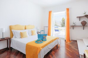 4 chambres, coffres-forts dans les chambres, bureau