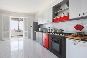 Een koelkast, een magnetron, een oven, een kookplaat