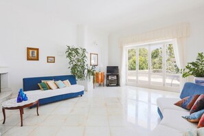 Flachbildfernseher, Kamin, Stereoanlage