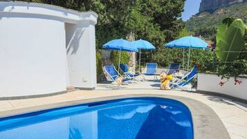 Una piscina riscaldata, lettini